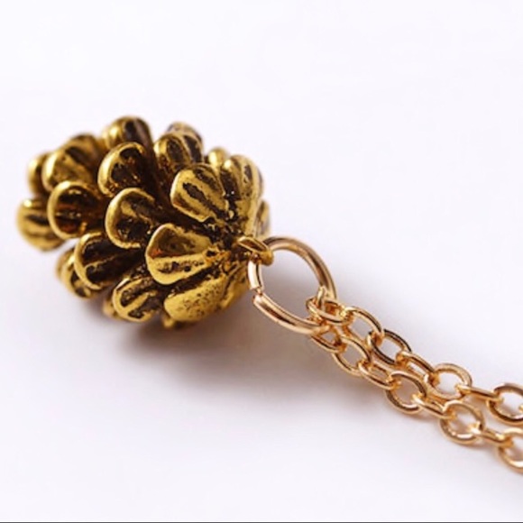 Gold pine cone necklace - Picture 3 of 3